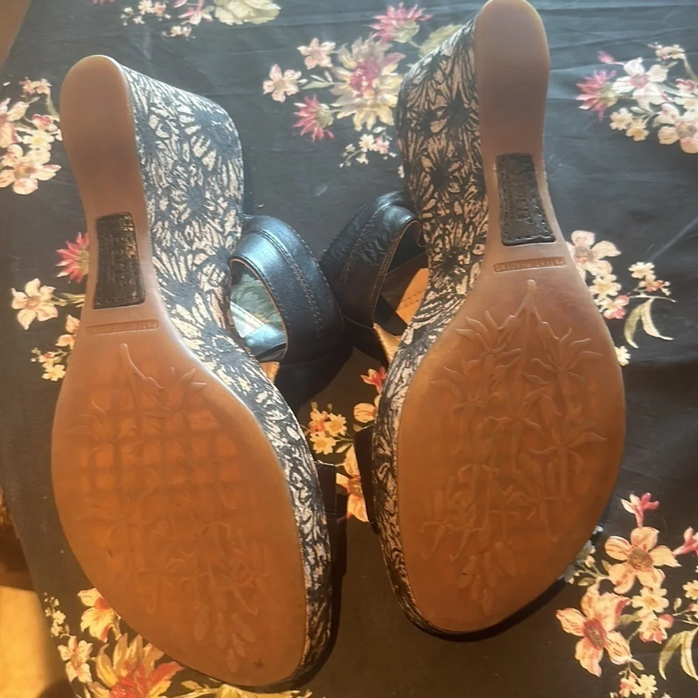 Born sandals